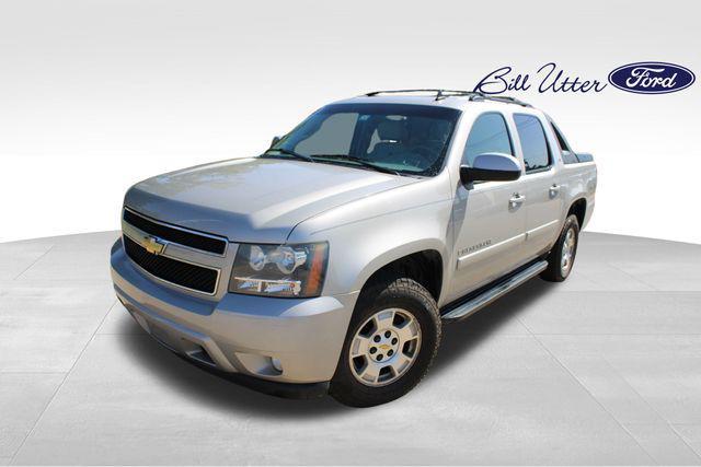 used 2008 Chevrolet Avalanche car, priced at $10,495