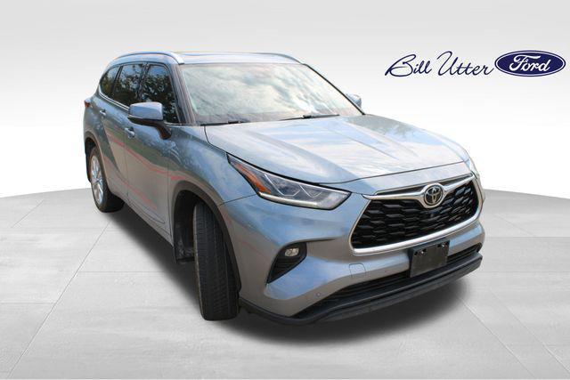 used 2021 Toyota Highlander car, priced at $28,999