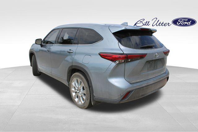 used 2021 Toyota Highlander car, priced at $28,999