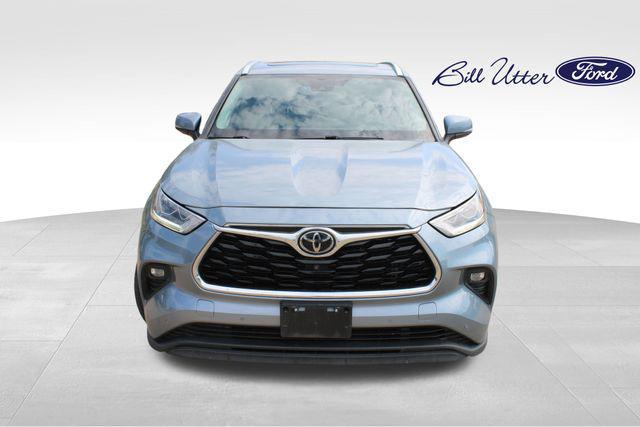 used 2021 Toyota Highlander car, priced at $28,999