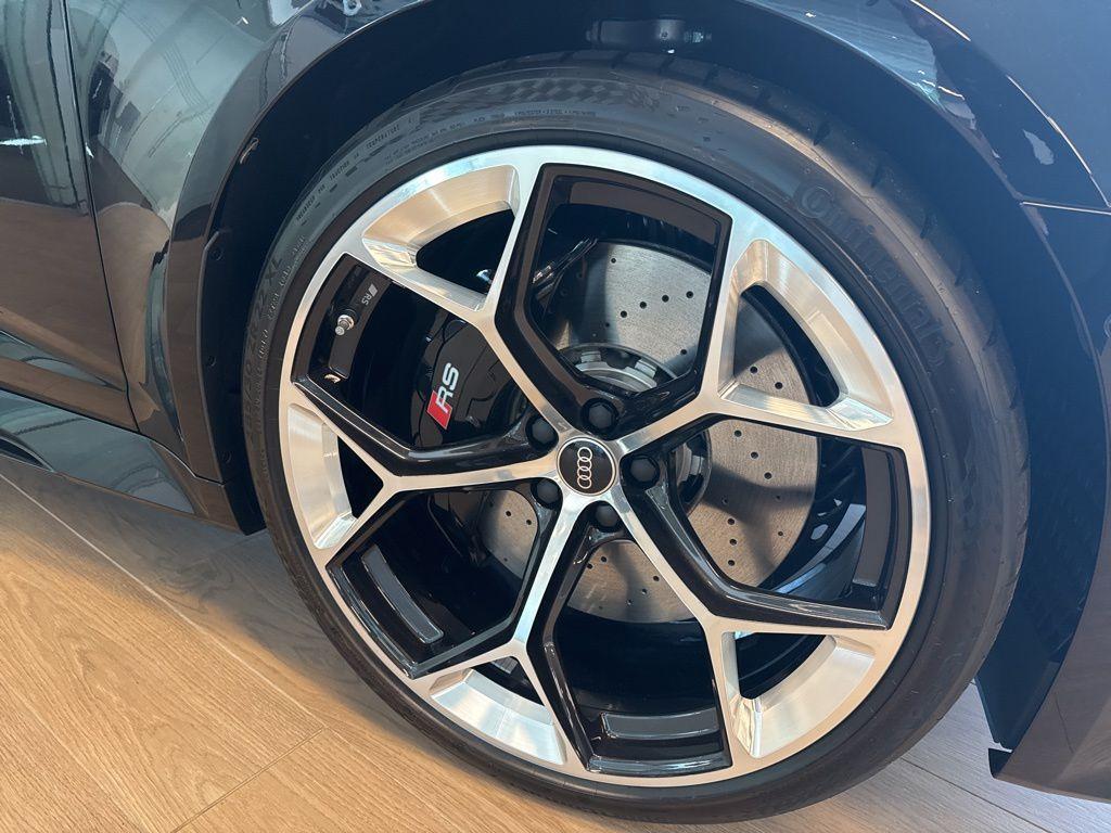 new 2025 Audi RS 6 Avant car, priced at $139,640