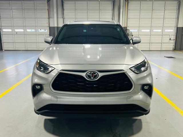 used 2022 Toyota Highlander car, priced at $28,500