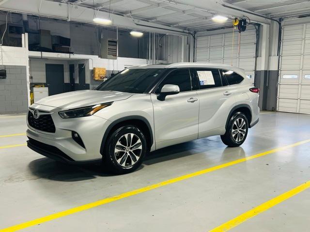 used 2022 Toyota Highlander car, priced at $28,500
