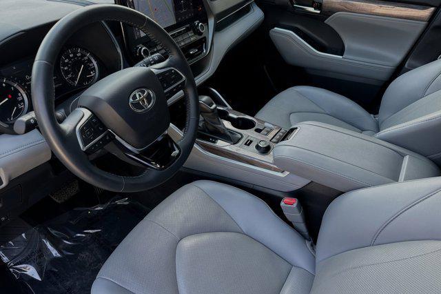 used 2021 Toyota Highlander car, priced at $39,999