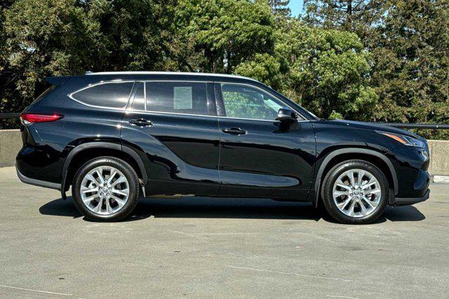 used 2021 Toyota Highlander car, priced at $39,999