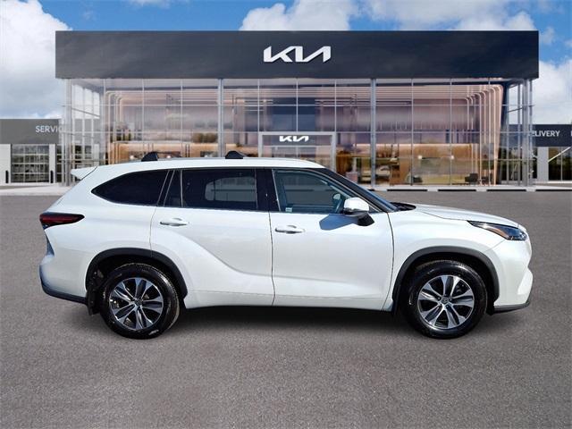 used 2022 Toyota Highlander car, priced at $39,500