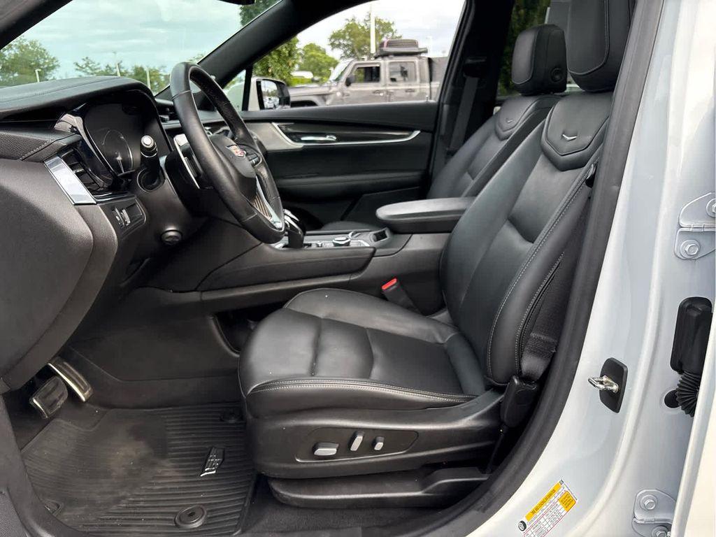 used 2022 Cadillac XT6 car, priced at $37,321