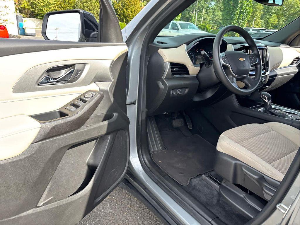 used 2023 Chevrolet Traverse car, priced at $19,996