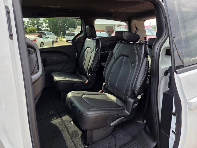 new 2025 Chrysler Pacifica car, priced at $35,987
