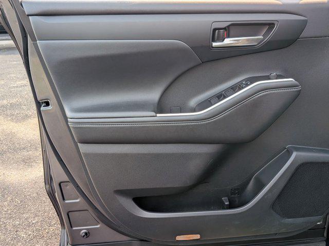 used 2021 Toyota Highlander car, priced at $29,900