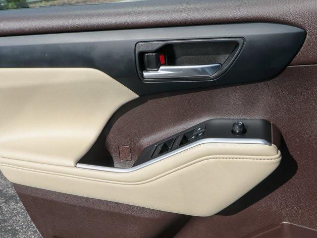 used 2021 Toyota Highlander car, priced at $31,820