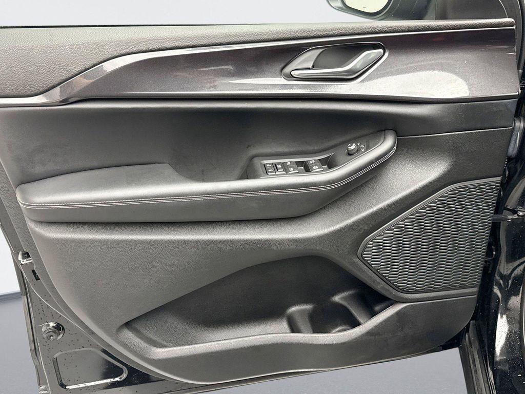 used 2023 Jeep Grand Cherokee car, priced at $27,299