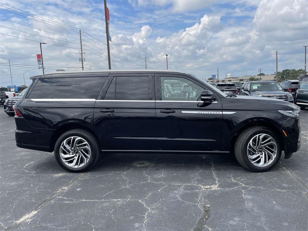 new 2025 Lincoln Navigator car, priced at $98,180