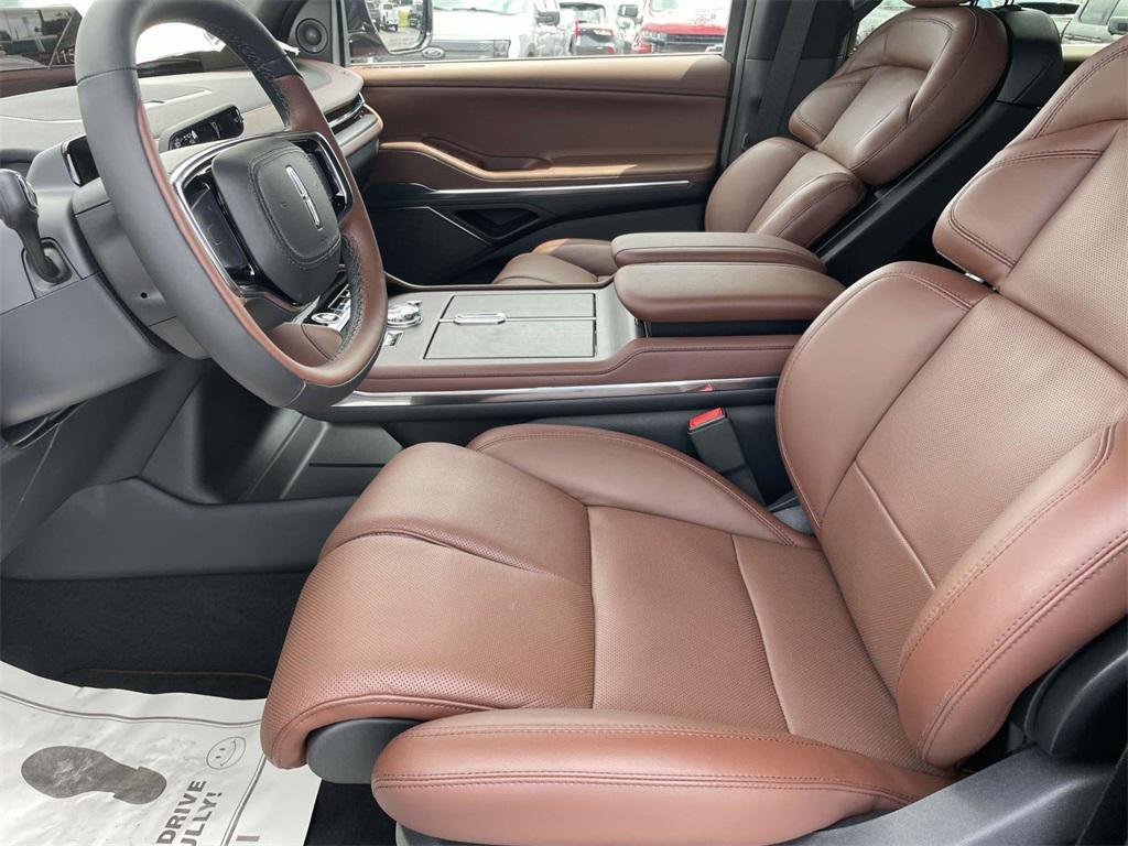 new 2025 Lincoln Navigator car, priced at $98,180