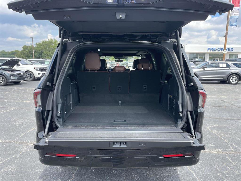 new 2025 Lincoln Navigator car, priced at $98,180