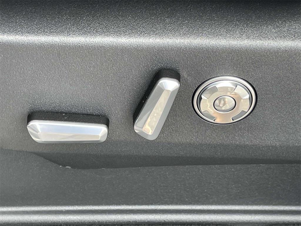 new 2025 Lincoln Navigator car, priced at $98,180