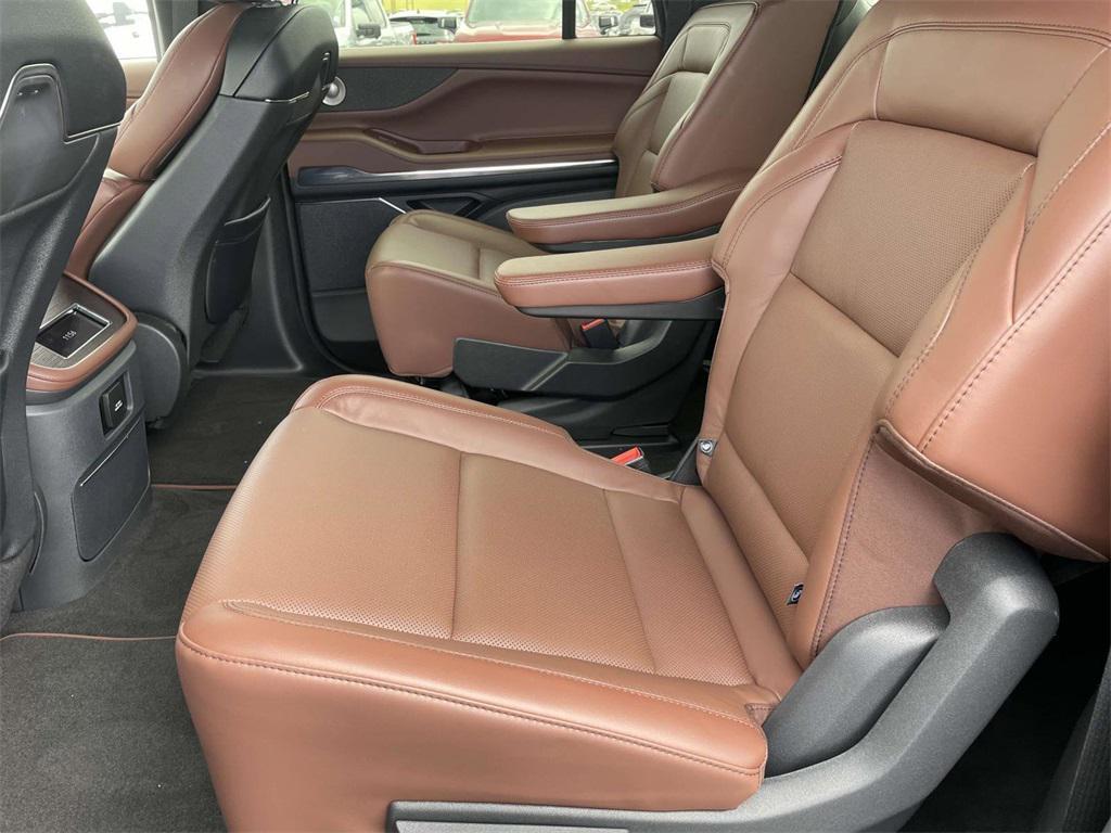 new 2025 Lincoln Navigator car, priced at $98,180