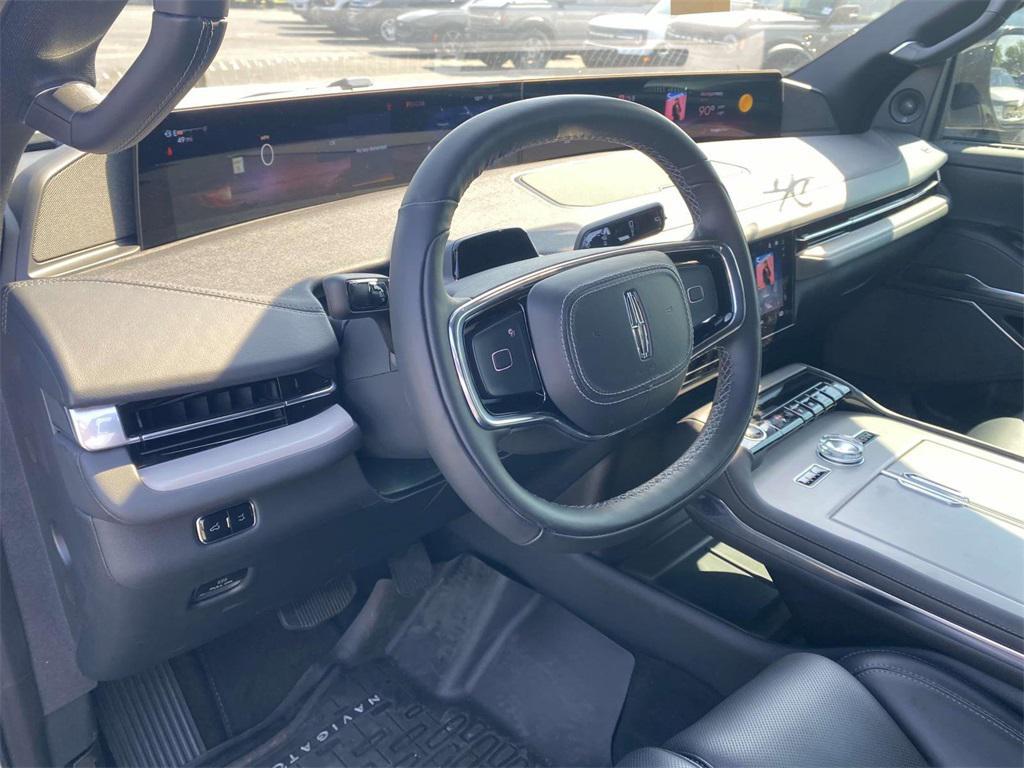 new 2025 Lincoln Navigator car, priced at $105,605