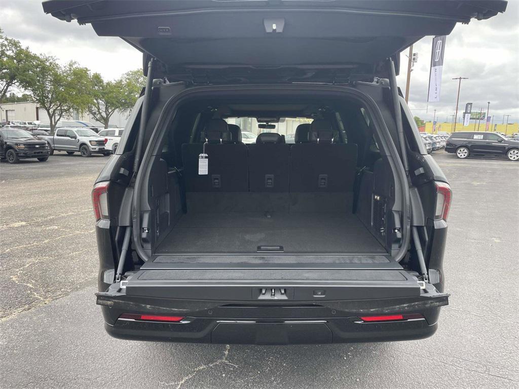 new 2025 Lincoln Navigator car, priced at $104,080