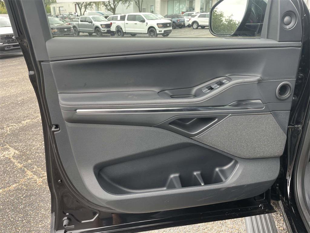 new 2025 Lincoln Navigator car, priced at $104,080