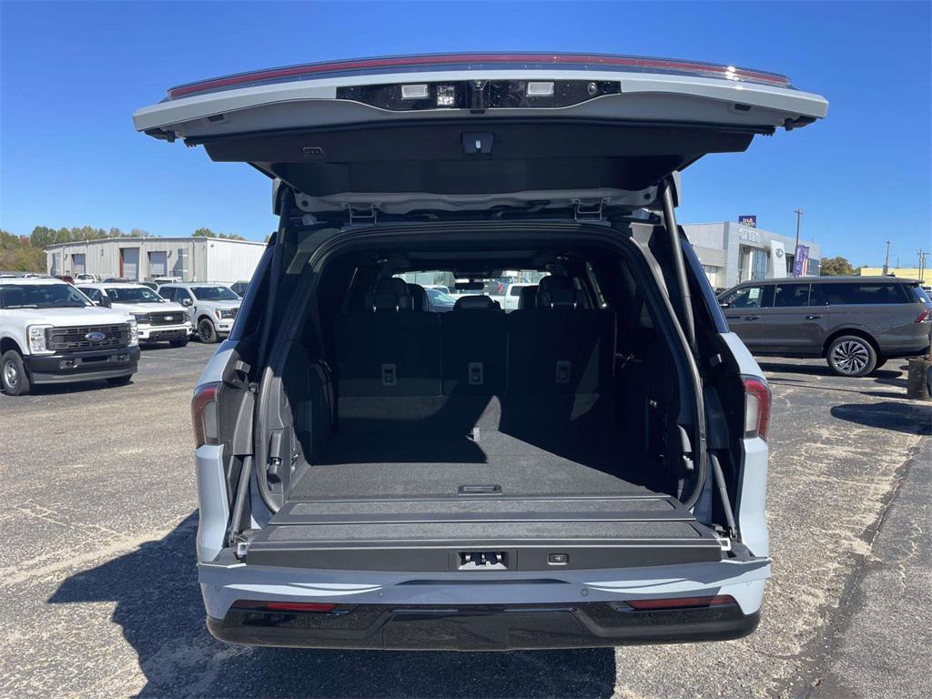 new 2025 Lincoln Navigator car, priced at $105,830