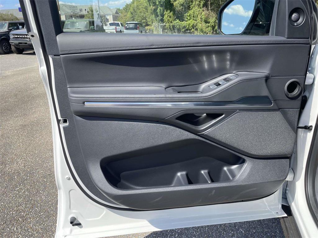 new 2025 Lincoln Navigator car, priced at $104,830