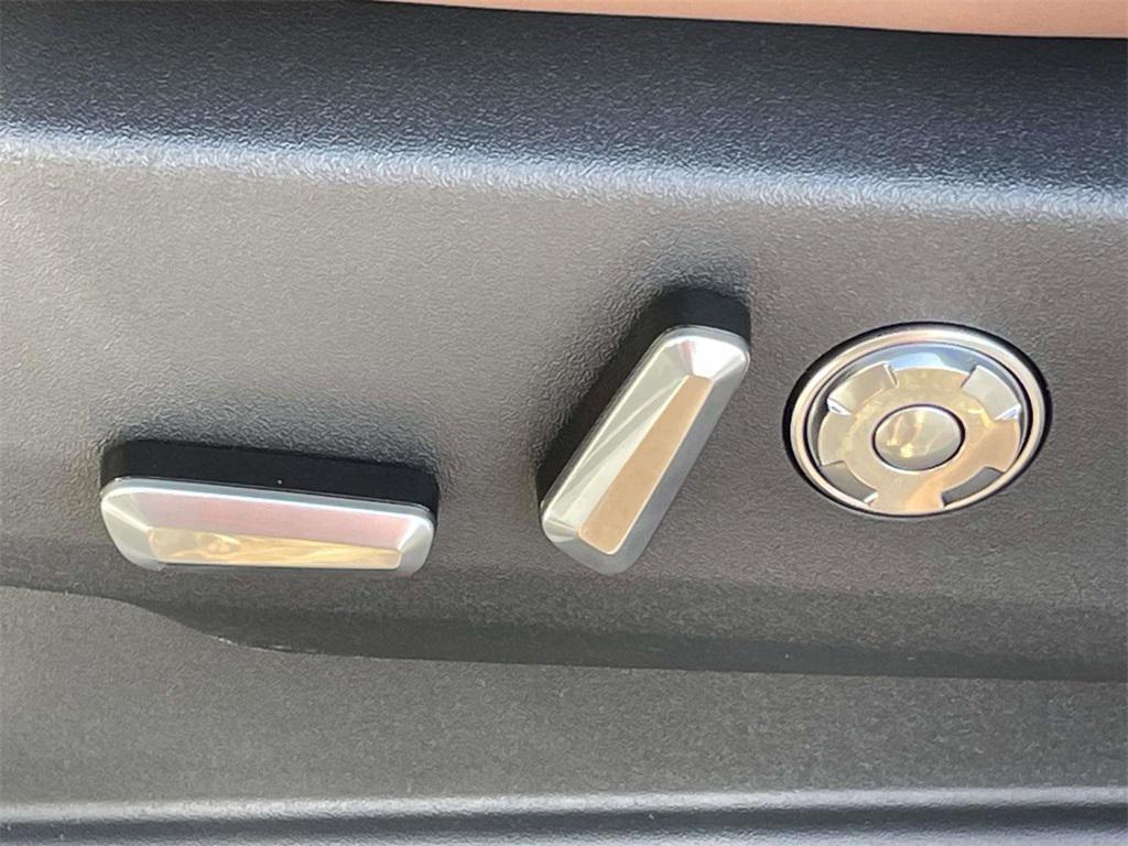 new 2025 Lincoln Navigator car, priced at $101,680