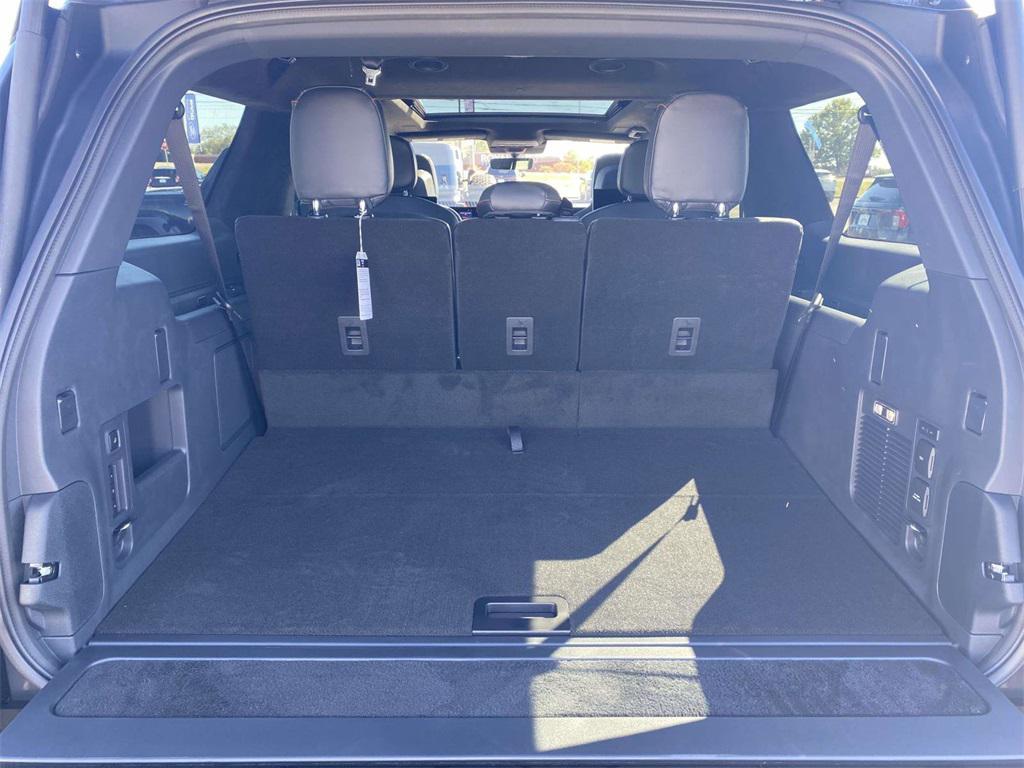 new 2025 Lincoln Navigator car, priced at $122,090