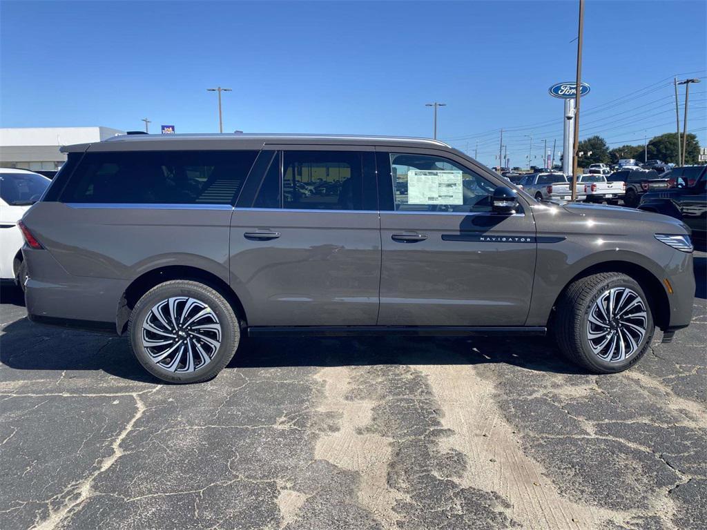 new 2025 Lincoln Navigator car, priced at $122,090
