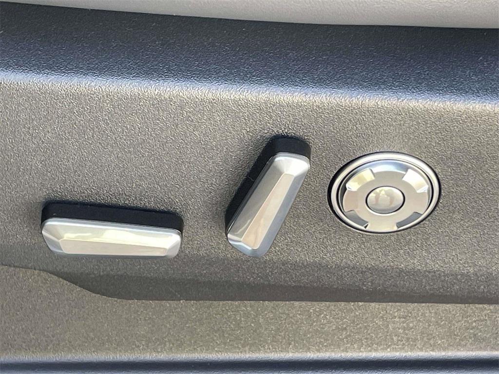 new 2025 Lincoln Navigator car, priced at $105,080