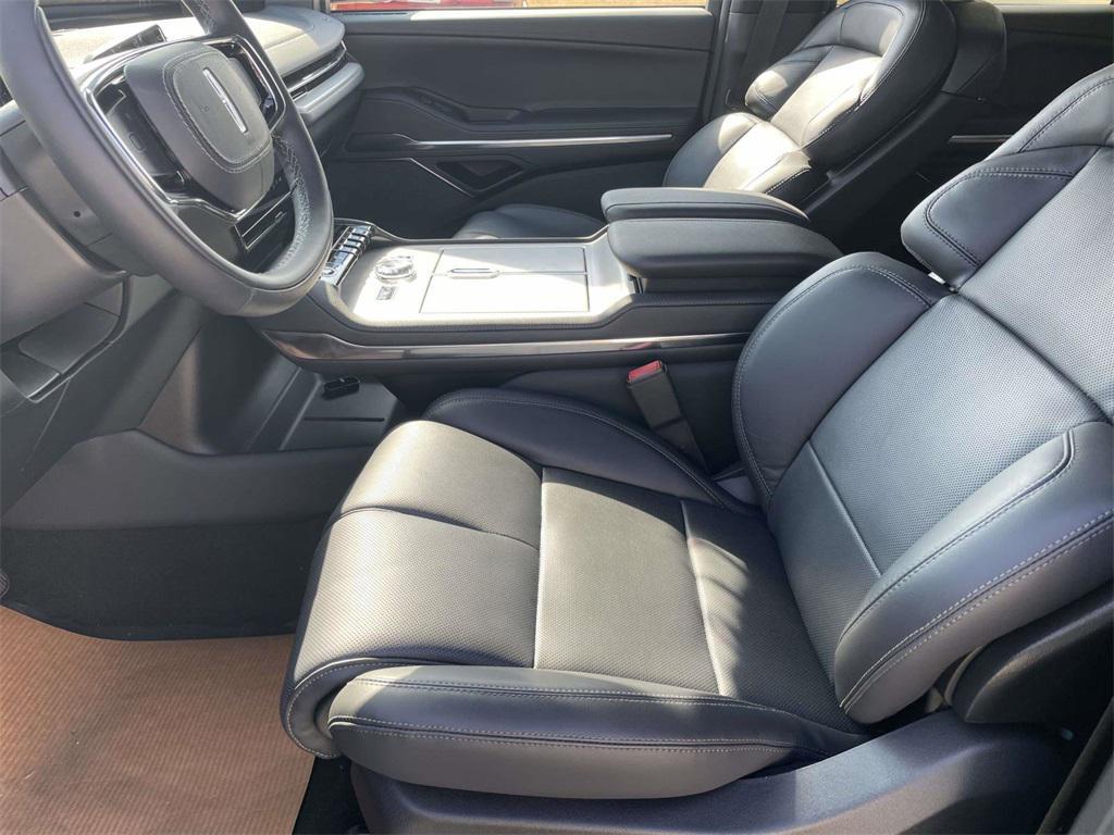 new 2025 Lincoln Navigator car, priced at $105,080