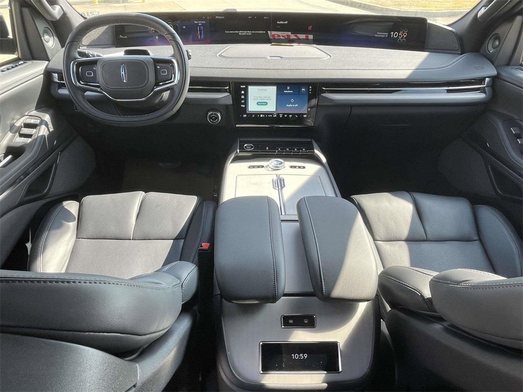 new 2025 Lincoln Navigator car, priced at $105,080