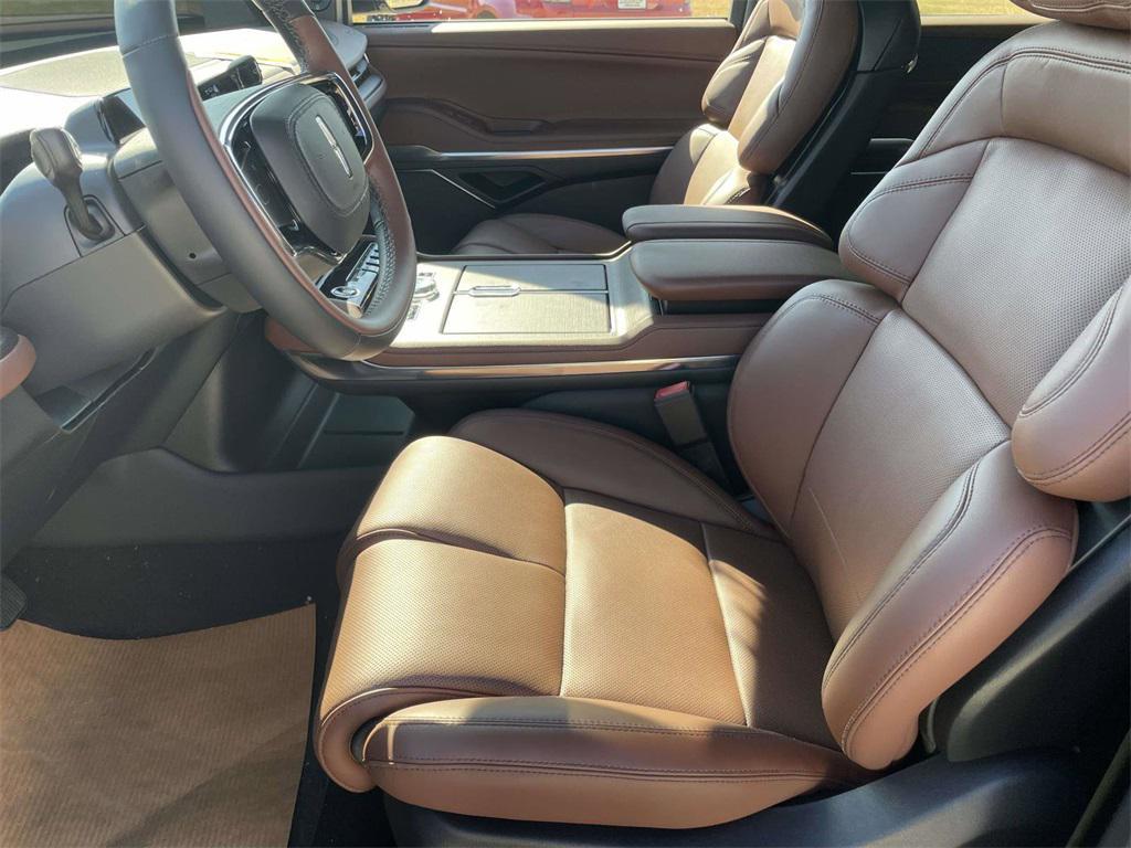 new 2025 Lincoln Navigator car, priced at $101,580