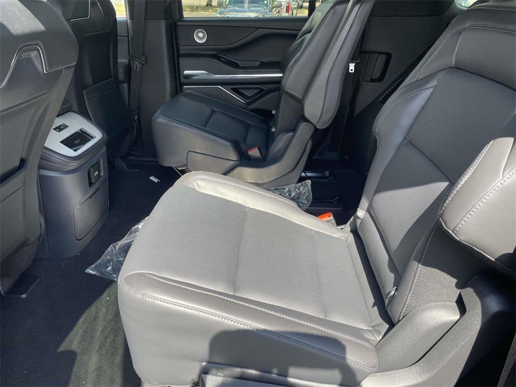 new 2025 Lincoln Navigator car, priced at $104,080