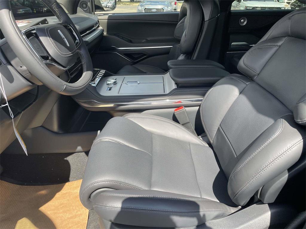 new 2025 Lincoln Navigator car, priced at $104,080