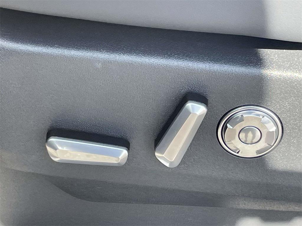 new 2025 Lincoln Navigator car, priced at $104,080