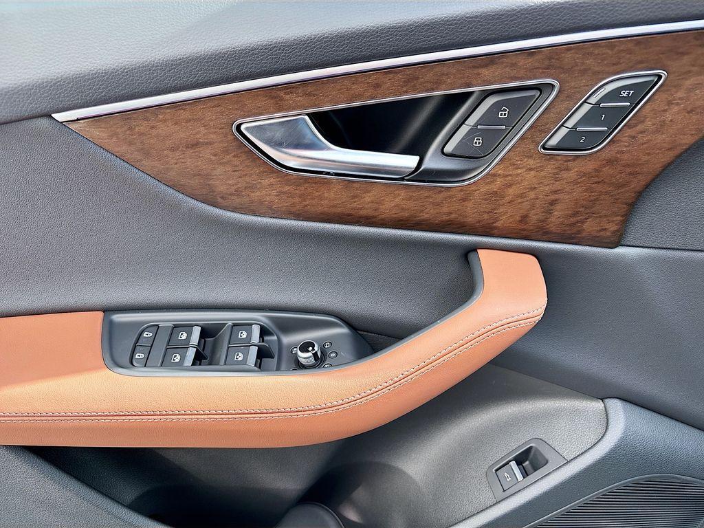 new 2025 Audi Q7 car, priced at $75,305