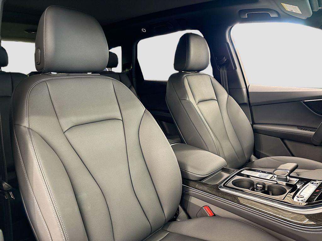 new 2025 Audi Q7 car, priced at $74,645