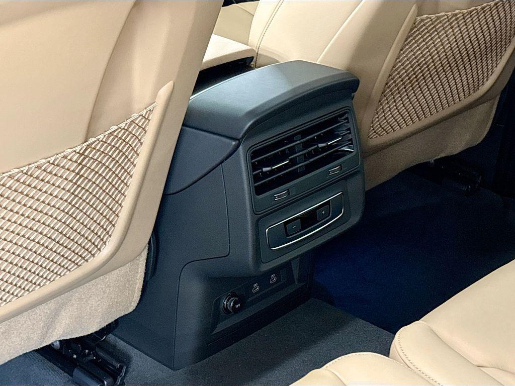new 2025 Audi Q7 car, priced at $69,600