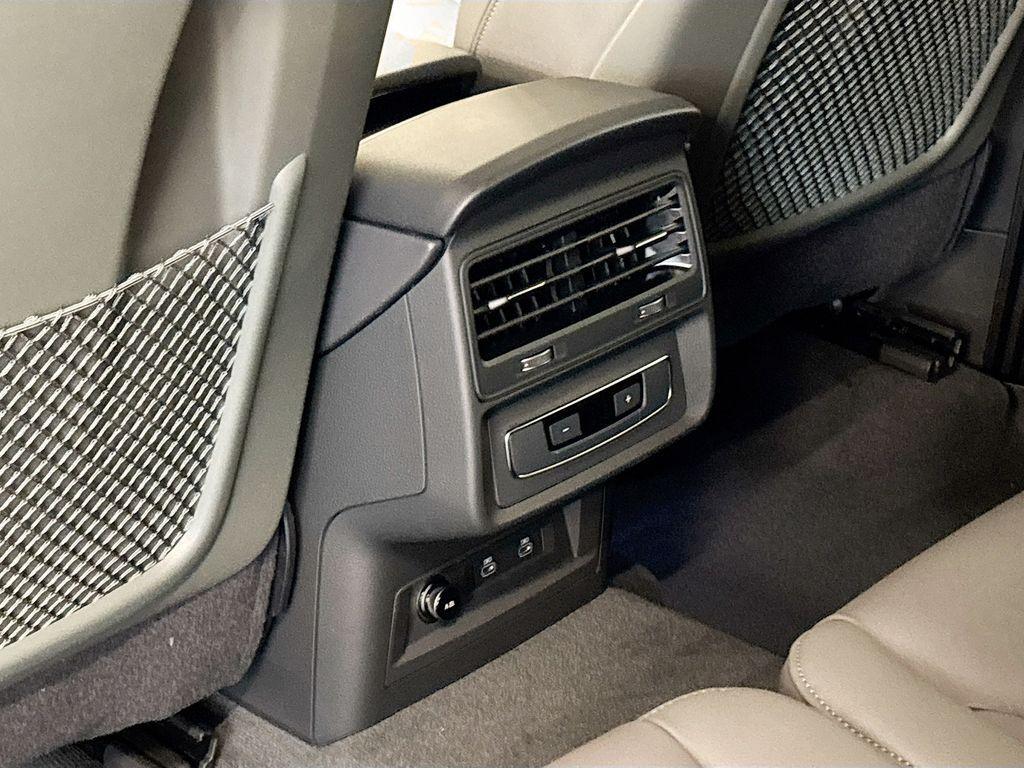 new 2025 Audi Q7 car, priced at $66,920