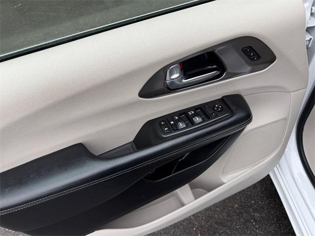 used 2021 Chrysler Pacifica Hybrid car, priced at $24,875