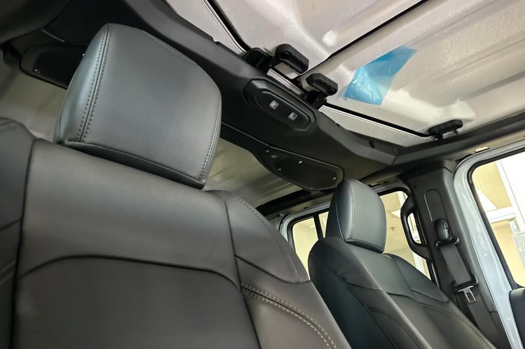 new 2025 Jeep Gladiator car, priced at $48,155