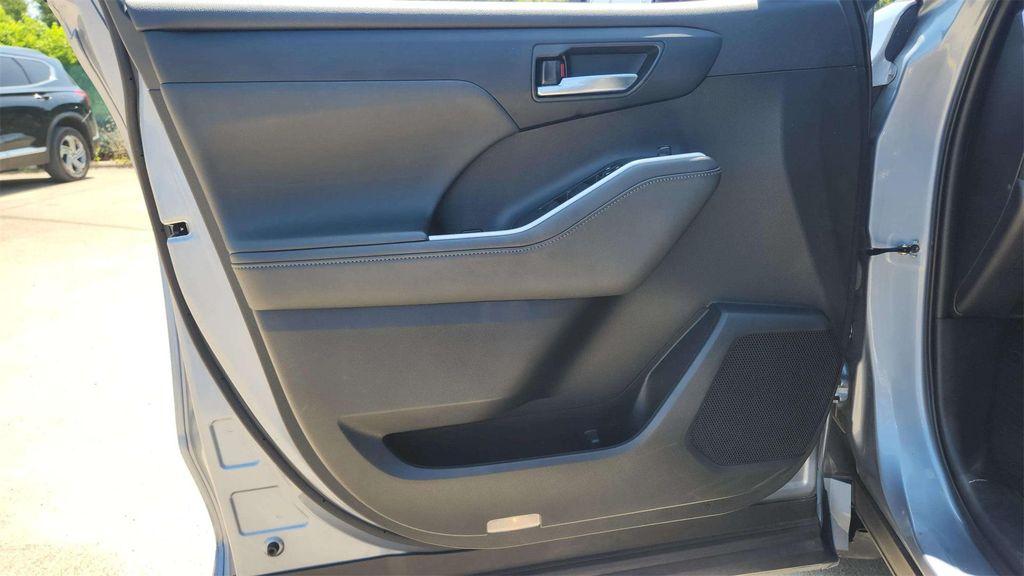 used 2022 Toyota Highlander car, priced at $32,528
