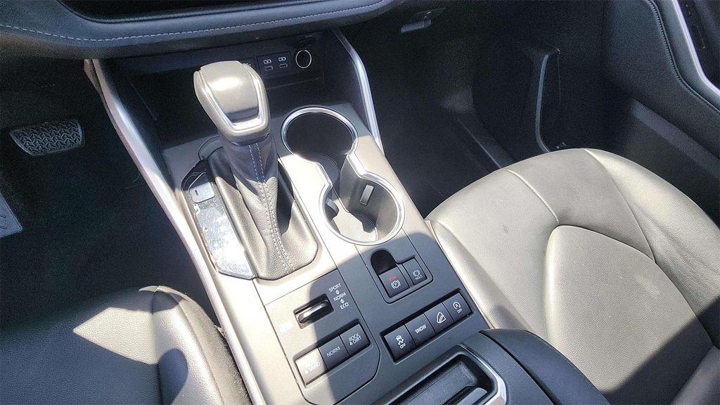 used 2022 Toyota Highlander car, priced at $32,528