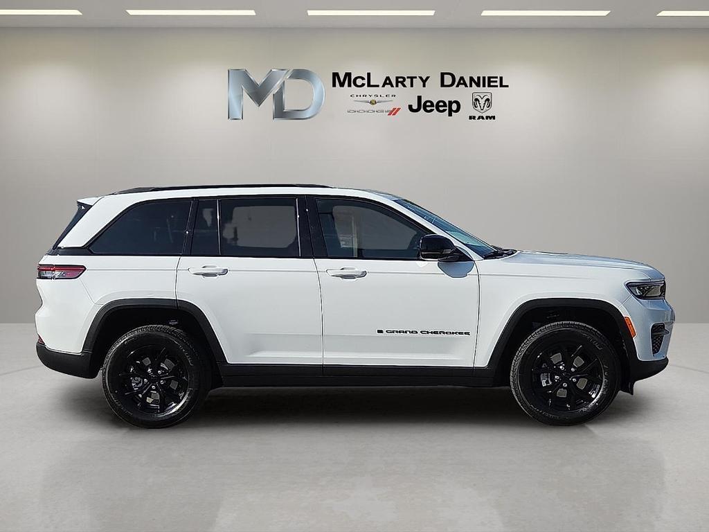 new 2025 Jeep Grand Cherokee car, priced at $40,650