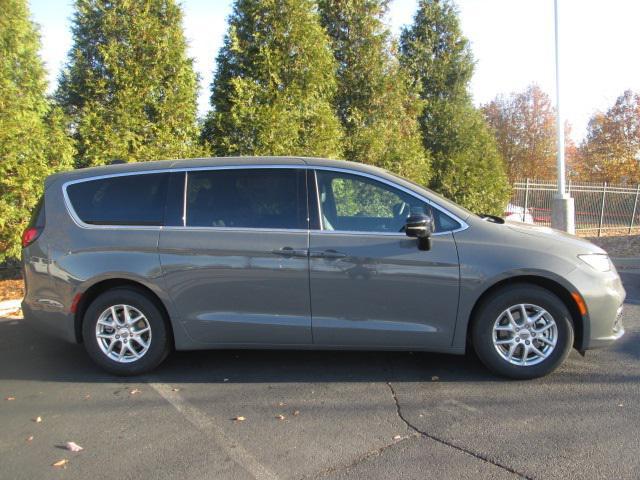 new 2025 Chrysler Pacifica car, priced at $40,512