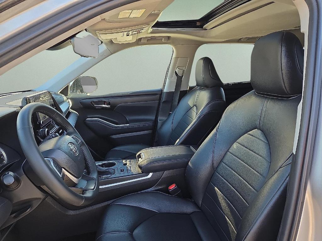 used 2023 Toyota Highlander car, priced at $32,995