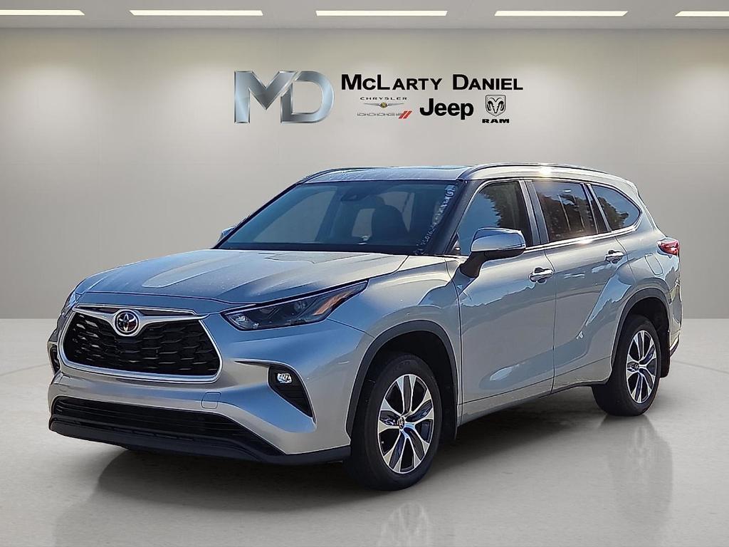 used 2023 Toyota Highlander car, priced at $32,995