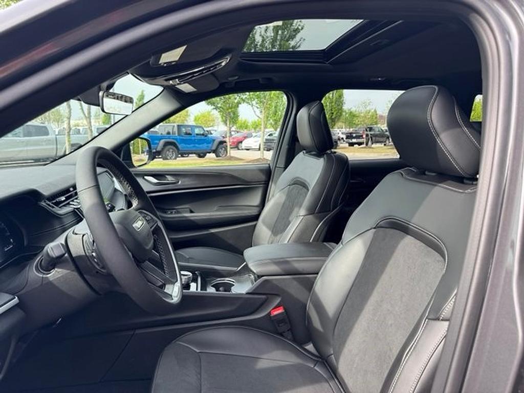 new 2025 Jeep Grand Cherokee car, priced at $38,914