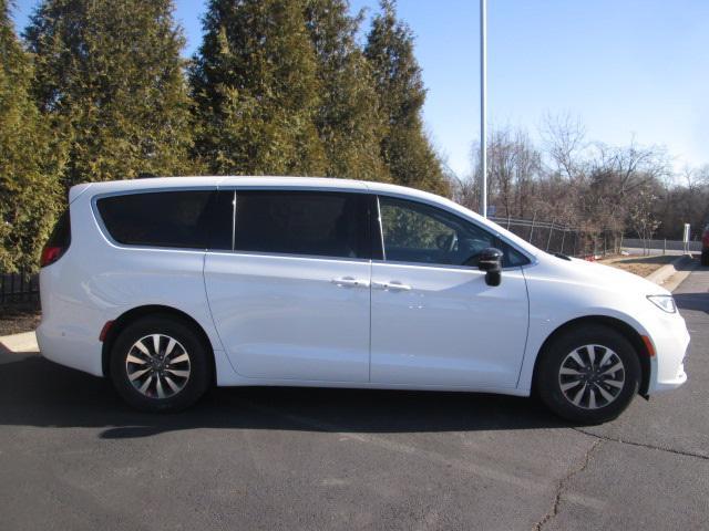 new 2025 Chrysler Pacifica Hybrid car, priced at $44,925